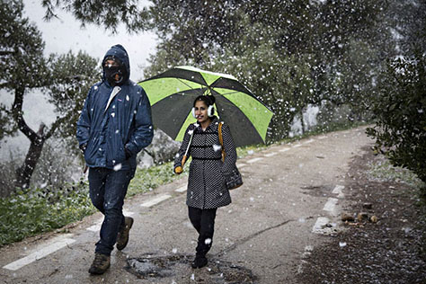 A couple seen walking through Sacher Park in Jerusalem on a snowy day. January 09, 2015. Photo by Hadas Parush/Flash90 *** Local Caption *** שלג חורף גן סאקר ירושלים