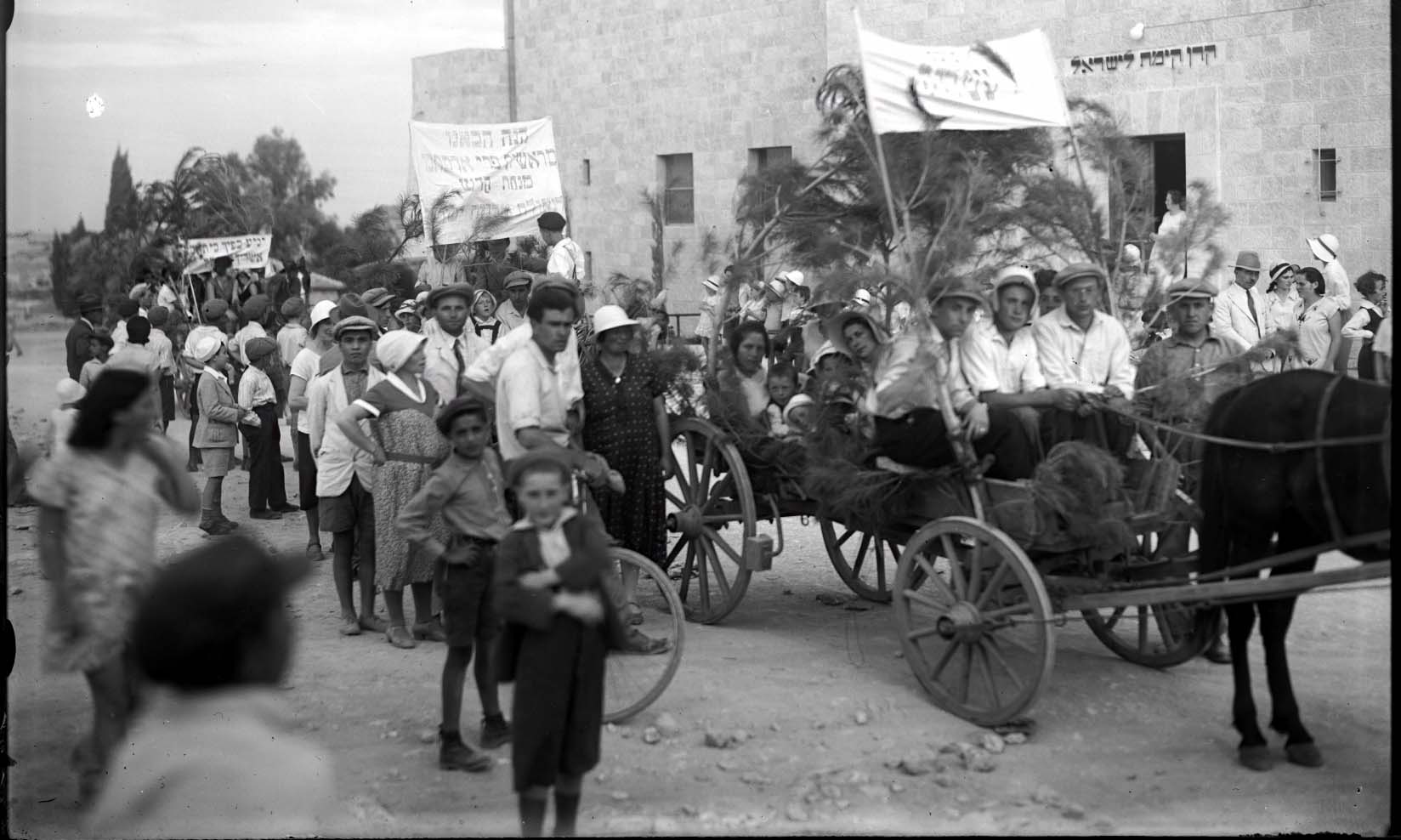 Bringing of the first fruits to the KKL-JNF building in Jerusalem, 1931. Photo by Yosef Schweig.